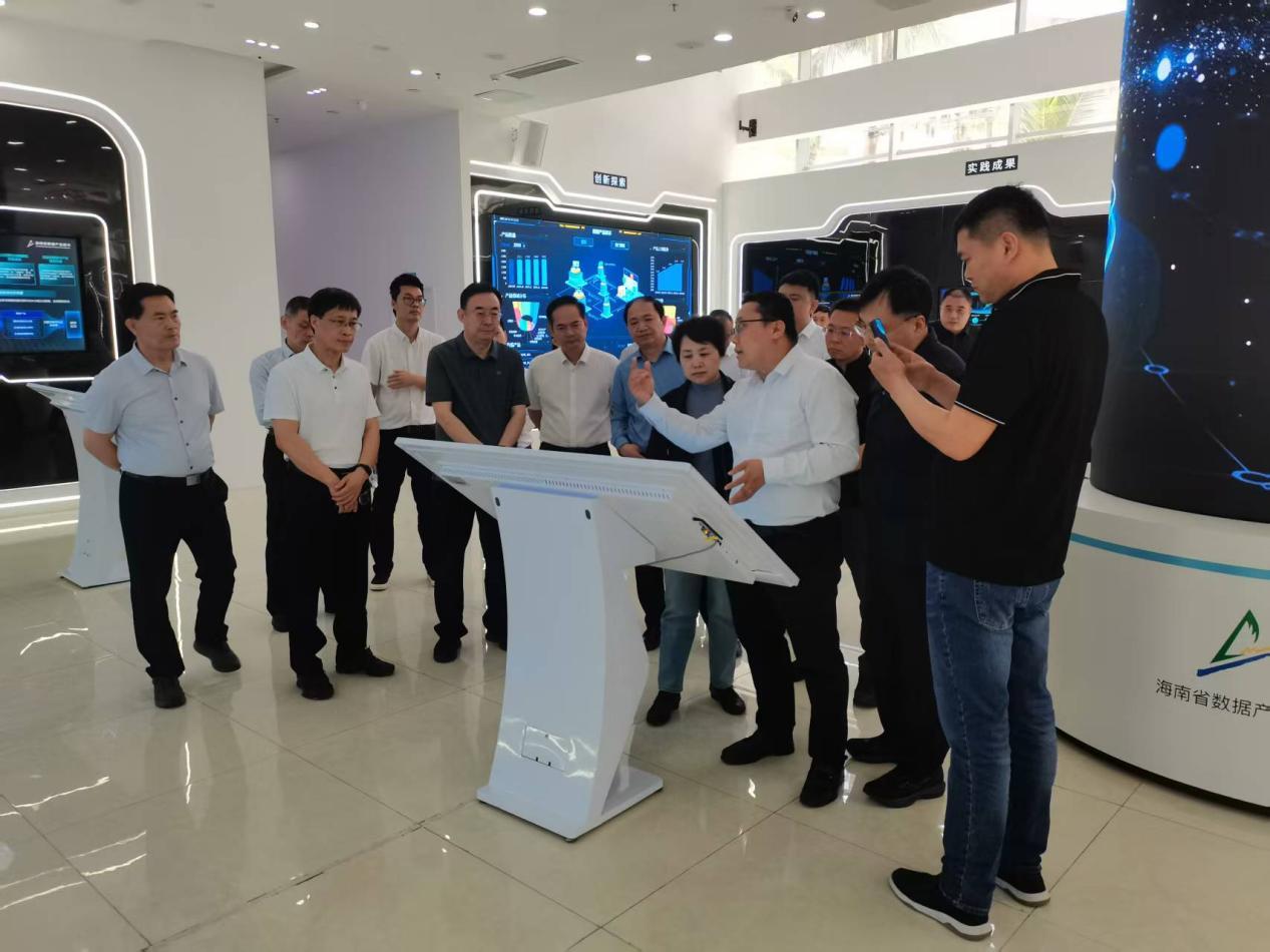 公司领导随团赴海南考察 助力潍坊打造智慧农业新高地