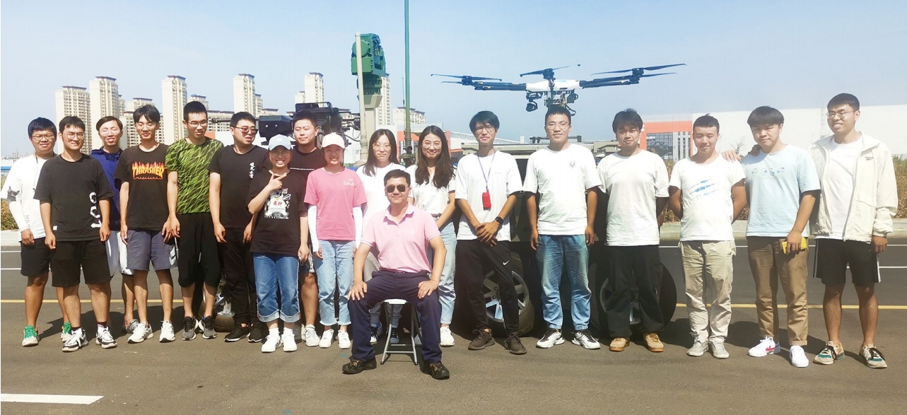 任明武与同学们在项目比赛现场合影。