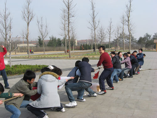 美丽春天 放松心情 和谐团队 奔向未来